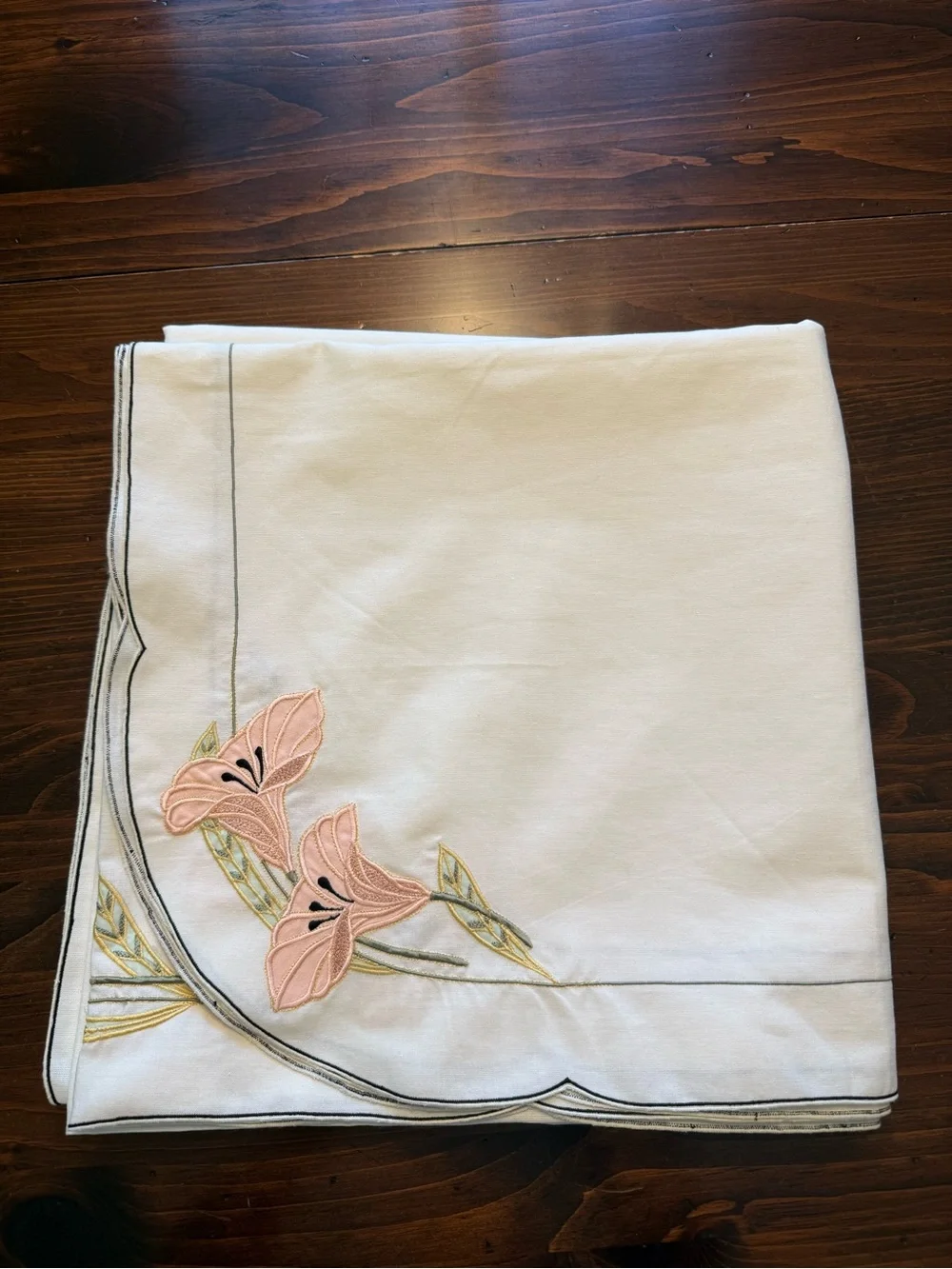 Villeroy & Boch Embroidered Pink Lily Scalloped Tablecloth 58